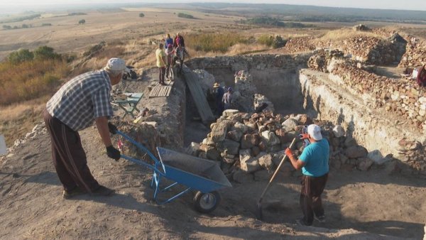 При проучването на водохранилището на замъка в средновековният град Русокастро е открита изключително ценна находка. Тя представлява необикновено красив, художествено изработен керамичен съд, чиято украса е изпълнена в техниката &quot;сграфито&quot;. Върху почти цялата му повърхност отвътре е изобразен барс &ndash; снежен леопард. Фигурата е дълга 16 и висока 14 см. Снимка: БГНЕС