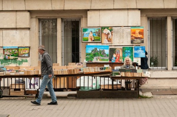 Мъж продава антикварни книги до Софийски университет Св. Климент Охридски. Снимка: БГНЕС