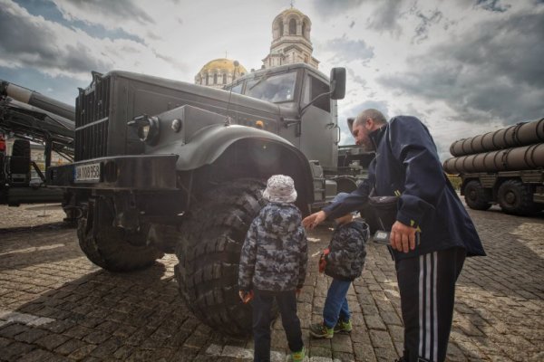 Днес на площад &quot;Свети Александър Невски&quot; в София са разположени компоненти от състава на зенитно-ракетните комплекси C-75М3 &bdquo;Волхов&rdquo; (SA-2), C-125М &quot;Нева&quot; (SA-3), 2К12 &quot;Куб&quot; (SA-6), C-200 &quot;Вега&quot; (SA-5) и C-300 (SA-10), които съвместно с изтребителната авиация гарантират въздушния суверенитет на Република България чрез носене на постоянно бойно дежурство в интегрираната система за противовъздушна и противоракетна отбрана на НАТО. Снимка: Димитър Кьосемарлиев, Dnes.bg