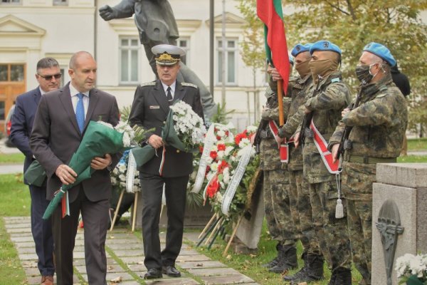 Пред паметната плоча на загиналите парашутисти в София президентът Радев поднесе цветя. Заедно с него бе и военният министър Георги Панайотов. Снимка: Димитър Кьосемарлиев, Dnes.bg
&nbsp;