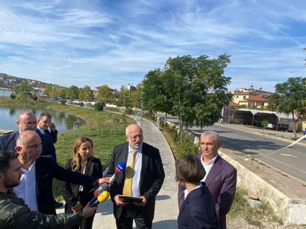 От днес централната алея в градския парк на Белш, Албания, носи името на талантливата българска художничка с албански корени Лика Янко. В официалната церемония по именуването взеха участие министърът на културата на Република България проф. Велислав Минеков, кметът на град Белш, Ариф Тафани, както и албанската зам.-министърка на културата, д-р Мери Кумбе. Снимка: МК