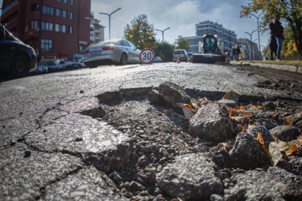 На места се налага закърпване на дупки и полагане на асфалт. Снимка: Димитър Кьосемарлиев, Dnes.bg