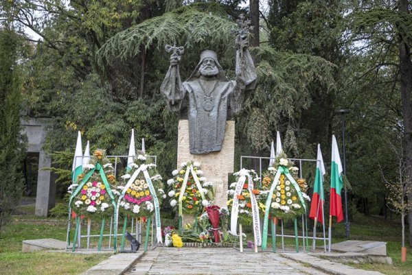 Старозагорци се поклониха днес пред паметника на Митрополит Методий Кусев, за да изразят почитта си пред делото на първия старозагорски митрополит и народните будители. Снимка: Община Стара Загора