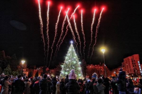 Снощи в София с красиво тържество и заря бяха запалени светлините на коледната елха. Снимка: Димитър Кьосемарлиев, Dnes.bg