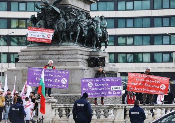 Протестиращи пред Парламента в деня на първото заседание на новоизбраното 47-о Народно събрание. Снимка: БГНЕС