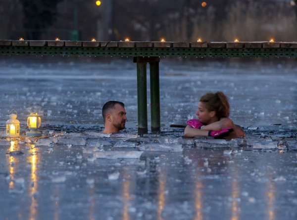 Унгарска двойка отбелязва 14 февруари в ледените води на езеро в Унгария. Плуването в ледени води се радва на все по-голяма популярност в страната. Снимка: БГНЕС