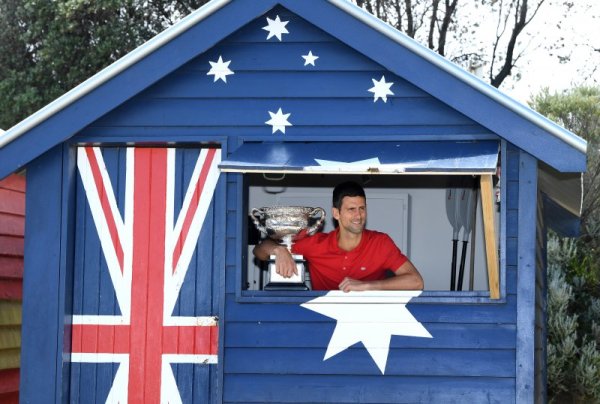 Новак Джокович позира пред фотографи в Мелбърн с трофея от Australian Open. Снимка: БГНЕС