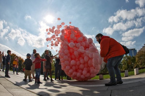 1200 розови балони полетяха край НДК, близо до Моста на влюбените. Те са в памет на жените, които губят битката с рака на гърдата. Снимка: Димитър Кьосемарлиев, Dnes.bg