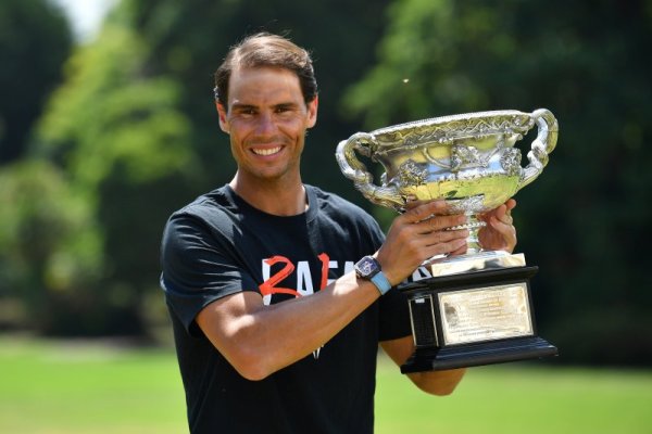 Рафаел Надал позира с титлата си от Australian Open на специална фотосесия в Мелбърн. Снимка: БГНЕС