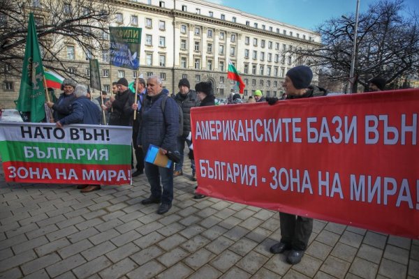 Протест против НАТО на русофили се провежда пред сградата на Президентството. Снимка: Димитър Кьосемарлиев