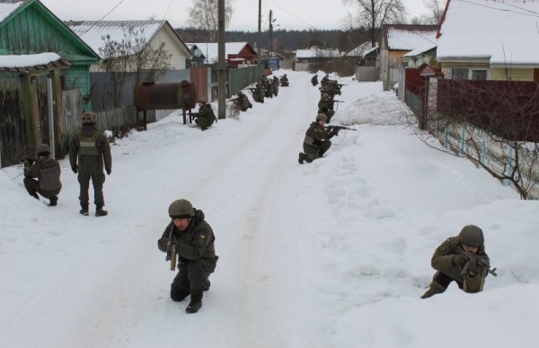 Украински военни по време на военно обучение в село в северната част на страната. Снимка: БГНЕС