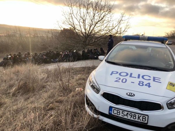 Голяма група мигранти бяха заловени тази сутрин край Нова Загора. Снимка: БГНЕС