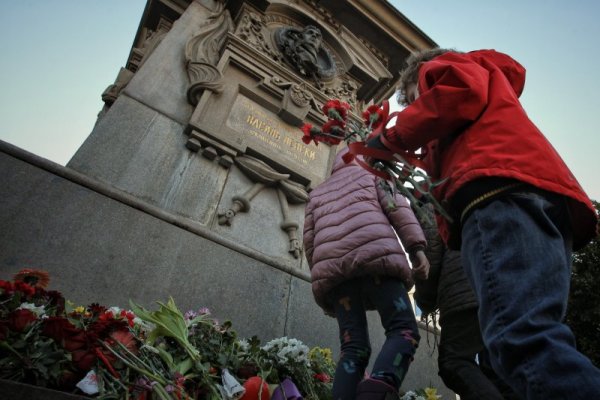 Много деца и възрастни оставят цветя пред паметника на Апостола в София. Десетки дойдоха от сутринта да почетат паметта и делото на Левски. Снимка: Димитър Кьосемарлиев, Dnes.bg