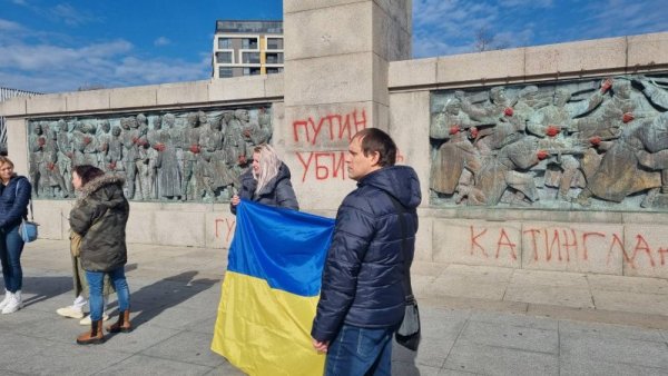 Бургаският Альоша осъмна с окървавени ръце и надписи срещу Путин. В събота следобед в Бургас се подготвя голям протест против Путин и нападението в Украйна. Снимка: БГНЕС
&nbsp;