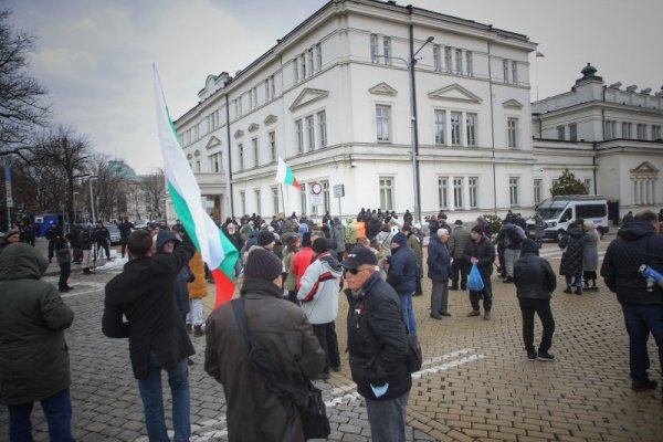 Протестиращи се събраха пред парламента в подкрепа на министъра на отбраната Стефан Янев, след като Министерският съвет гласува оставката му. Снимка: Димитър Кьосемарлиев, Dnes.bg
&nbsp;