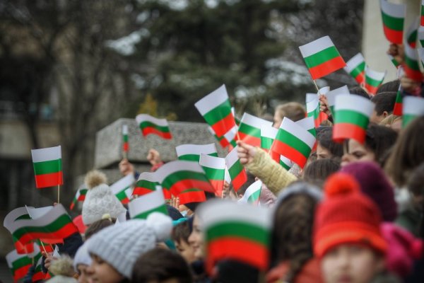 Децата изпяха и &quot;Хубава си, моя горо&quot;. Към тях се присъединиха известни личности, музиканти и др. Снимка: Димитър Кьосемарлиев, Dnes.bg