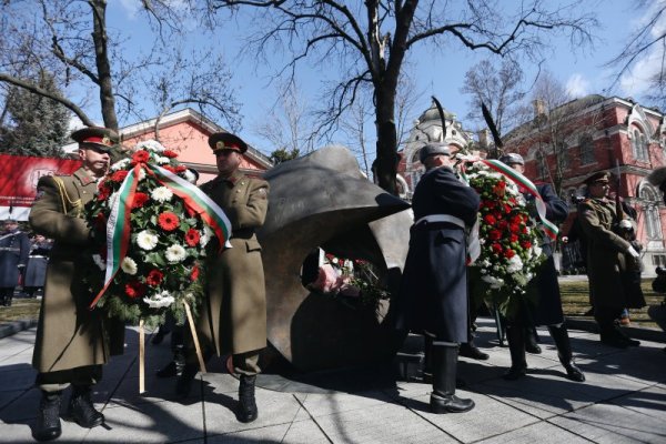 На Паметника на спасението в градинката &quot;Св. Климент Охридски&quot; председателят на Народното събрание Никола Минчев и народни представители участваха във възпоменателната церемония по повод Деня на спасяването на българските евреи и почит към паметта на жертвите от Холокоста. Снимка: БГНЕС