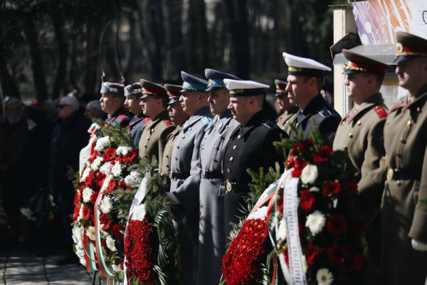 В двора на Военната академия се проведе честване на 150-години от рождението на полковник Борис Дрангов. Снимка: БГНЕС