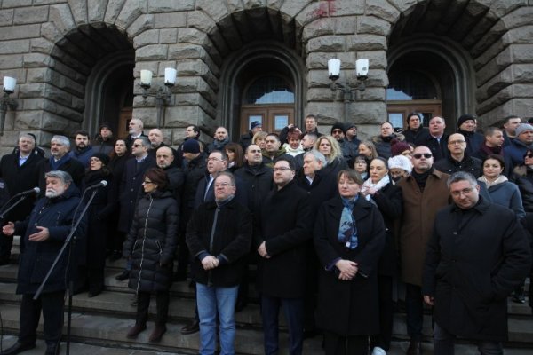 Активисти и политици от ГЕРБ се събраха на протест пред Министерския съвет по повод на ареста на бившия премиер Бойко Борисов. Снимка: Димитър Кьосемарлиев, Dnes.bg