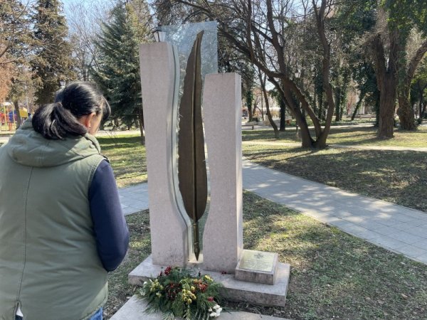 В градския парк в Пазарджик има паметник за военните кореспонденти - българи и чужденци, отразили пред света трагедията на българския поробен народ и войните му за национална свобода и независимост /1876-1945/. Снимка: БГНЕС
&nbsp;