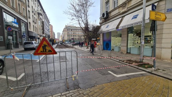 До 5 април се забранява влизането, престоят и паркирането на пътни превозни средства по ул. &bdquo;Алабин&ldquo; между ул. &bdquo;Леге&ldquo; и ул. &bdquo;Цар Калоян&ldquo;. Този участък ще бъде преасвалтиран. Снимка: БГНЕС