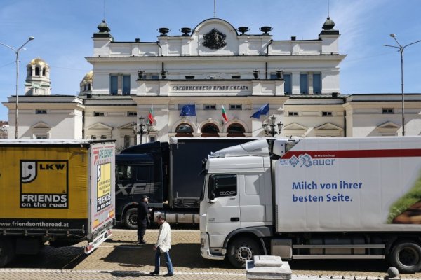 Шофьори на тежкотоварни автомобили протестират пред Народното събрание. Снимка: БГНЕС