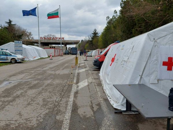 Днес няма струпване на украински бежанци на ГКПП &quot;Дуранкулак&quot;, след кризисната ситуация през уикенда, когато имаше по 20-25 автобуса с чакащи да бъдат регистрирани на място. Снимка: БГНЕС