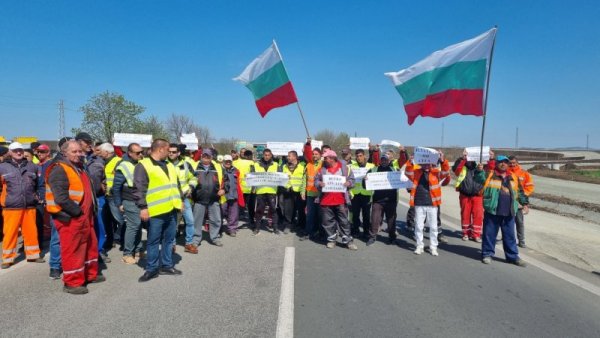 Протест на пътните строители имаше в цялата страна. Снимка: БГНЕС