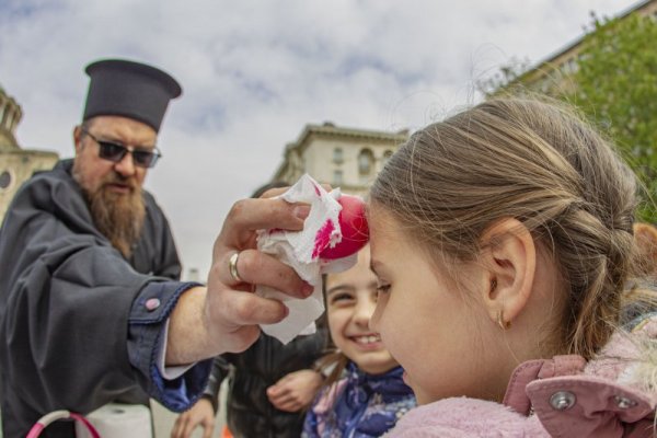 На велики четвъртък на площад &quot;Света Неделя&quot; в София над 200 деца се събраха, за да боядисат великденските яйца. Снимка: Снимка: Димитър Кьосемарлиев, Dnes.bg