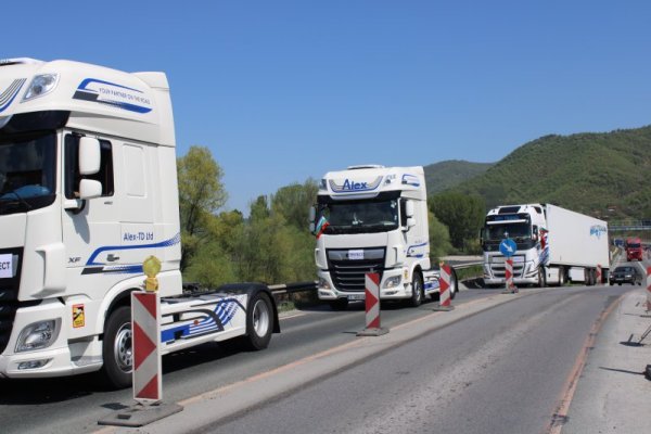 Протестът на автомобилните превозвачи затапи път Е-79 между Благоевград и Симитли. ТИР-ове и автобуси потеглиха от 88-и километър на АМ &quot;Струма&quot;, след което на изхода на Благоевград поеха по Е-79 към Симитли. Заради ниската скорост на движение по обяд трафикът между Благоевград и Симитли бе блокиран. Снимка: БГНЕС