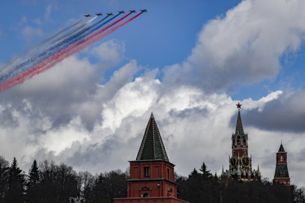 Руски самолети Су-25 прелитат над Червения площад по време на репетиция за парада на 9 май в Москва. Снимка: БГНЕС