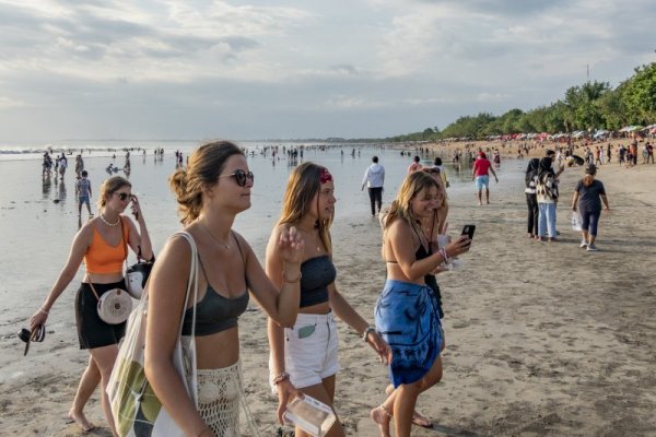 Туристки се снимат на плаж в остров Бали. Снимка: БГНЕС