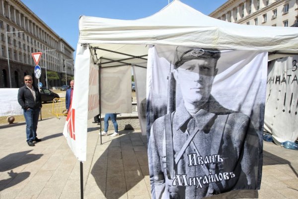 Симпатизанти на ВМРО се събраха пред Министерския съвет тази сутрин. Те настояват България да не отстъпва от позицията си, както и да не вдига ветото за преговори за членство в Европейския съюз, преди да са изпълнени всички ангажименти от страна на съседите ни. Снимка: Снимка: Димитър Кьосемарлиев, Dnes.bg