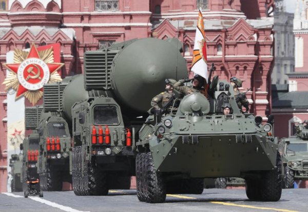 Най-новата руска военна техника премина по Червения площад в Москва в  състава на механизираната колона на парада по случай Деня на победата,  предаде ТАСС. Тази година в състава на парадната колона по главния  площад на Русия преминаха около 130 единици техника. Снимка: БГНЕС