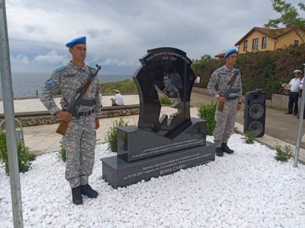 Паметна плоча, посветена на загиналия край Шабла военен пилот Валентин Терзиев, бе открита в крайморското село Тюленово. Инициативата е на негови колеги и приятели. Снимка: БГНЕС