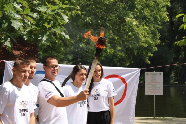 Спортистите от Благоевград бягаха с Олмпийския огън, запален от две медалистки: Евелина Николова, бронзов медалист от ХХII Летни Олимпийски игри в Токио 2020г. и Мадлен Радуканова, олимпийски шампион с ансамбъла по художествена гимнастика. Така с факелни бягане около езерото в парк Бачиново бе отбелязан междунардния олимпийски ден. Снимка: БГНЕС
&nbsp;