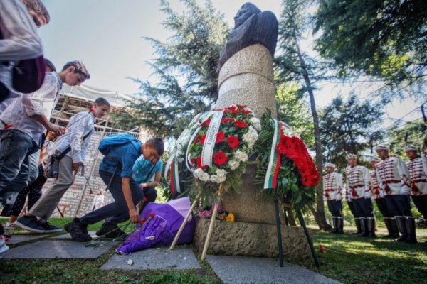 Чествания се провеждат пред паметници в цялата страна. В София ученици поднесоха цветя пред паметника на Васил Левски. Снимка: Димитър Кьосемарлиев, Dnes.bg