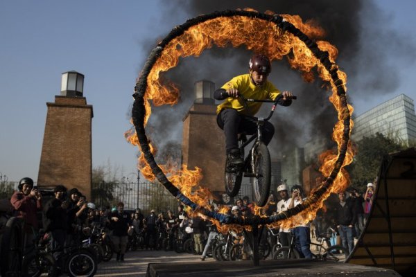 В столицата на Чили Сантяго се проведе фестивал на велосипедите BMX. Снимка: БГНЕС