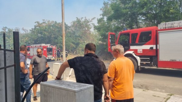 Пожар гори между сградите в кв. Черно море в Несебър. Запалили са се отново сухите треви на дюните, които горяха и в понеделник. Две пожарни гасят огъня. Снимка: БГНЕС