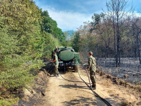 Военнослужещи от 38-ми механизиран батальон от състава на Втора Тунджанска механизирана бригада участват в гасенето на големия пожар в землището на с. Пъстрово, община Стара Загора. Ръководител на формированието е капитан Герасим Златинов. Военнослужещите действат на основание искане на областния управител на област Стара Загора и по заповед на командира на Сухопътните войски. Снимка: МО