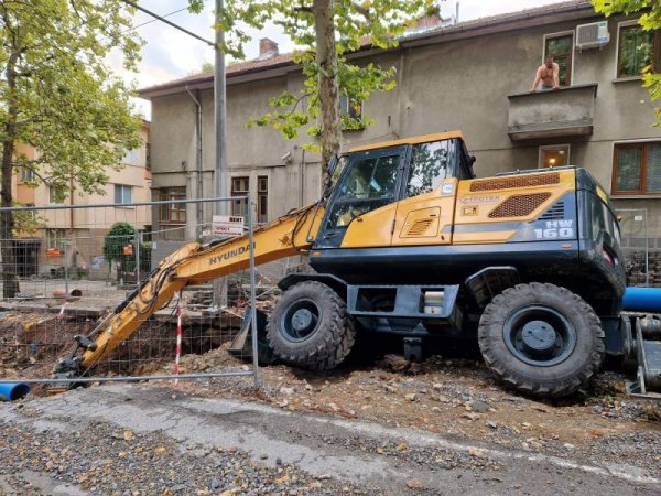 Природната стихия не подмина и Стара Загора, след като в понеделник удари Карлово. Гръмотевици, светкавици и силен дъжд се изляха над Стара Загора снощи, като са нанесени леки материални щети. Има и паднали клони на дървета. Снимка: БГНЕС