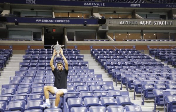 Новият шампион на US open Карлос Алкарас позира с трофея от последния турнир от големия шлем за годината. Снимка: БГНЕС