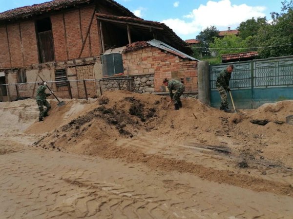 Със заповед на министъра на отбраната Димитър Стоянов над 400 военнослужещи се включват в помощ за възстановяване на населените места, пострадали от големите наводнения в Община Карлово. Снимка: МО