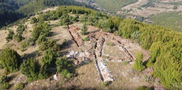 При започването на археологическите проучвания на обект Свети Архангел при село Дъбница, археолозите от Националния исторически музей установиха изключително нагло нарушаване на некропола на селището, съобщиха от пресцентъра на Музея. Снимка: БГНЕС/НИМ