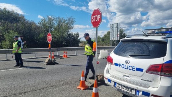 От днес 7 КПП-та са изградени в Бургаско, за да се пресече засиленияt миграционен натиск от българо- турската граница към вътрешността на страната. Филтрирането на трафика ще се извършва от областната дирекция на МВР Бургас, съвместно с жандармерията. Освен в Бургас, КПП-та има изградени и в Карнобат и Средец. Снимка: БГНЕС