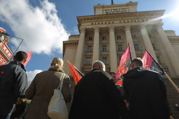 ВМРО проведе протест пред Централната избирателна комисия. На стълбите пред централния вход на изборния орган се събраха стотици недоволни граждани, членове и симпатизанти, които изразиха своето недоволство от безразборното разкриване на избирателни секции в Турция. Снимка: Димитър Кьосемарлиев, Dnes.bg