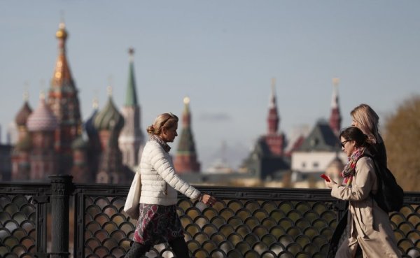 Жени се разхождат в близост до двореца Кремъл в Москва. Снимка: БГНЕС