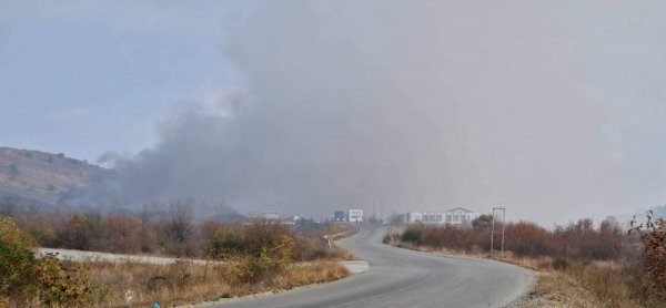 В Регионалното депо за отпадъци край старозагорското село Ракитница има пожар. Горят отпадъци на самото депо. Снимка: БГНЕС