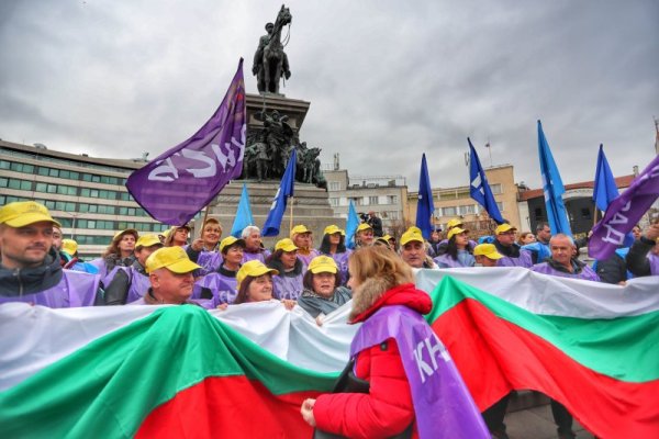 Протестиращи напълниха пространството пред Народното събрание. Хората настояват за увеличение на доходите и заплатите и запазване на работните места, а организатори са синдикатите от КНСБ и КТ &quot;Подкрепа&quot;. Снимка: Димитър Кьосемарлиев, Dnes.bg