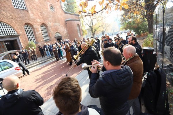 В църквата &quot;Света София&quot; се състоя опело и поклонение пред една от легендите на българския джаз - саксофонистът Емануил Манолов &ndash; Бадема. Той бе изпратен от своите колеги с любимата му музика. Снимка: БГНЕС